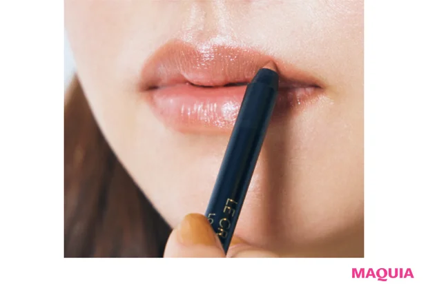 上唇の輪郭のみを2㎜ほどオーバーに描く。