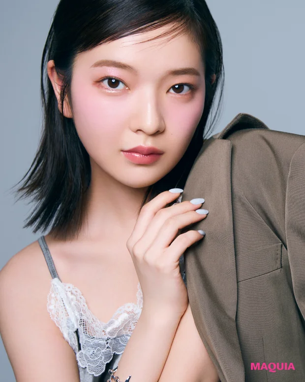 ペリペラの青みピンクチークで“可愛げ”が加速! プチプラで盛るトレンドメイク【MAQUIAプチプラコスメグランプリ2025】