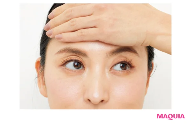 手のひらでおでこが動かないよう押さえる。眉を1mmも動かさない意識で、眼球を左上から右上へ、右下から左下へと360°動かす。