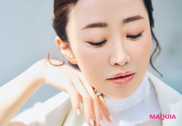 神崎 恵さんが提案する、セットアップを着る日のヘアメイク。「美しさ」を追求するなら、白一択_4