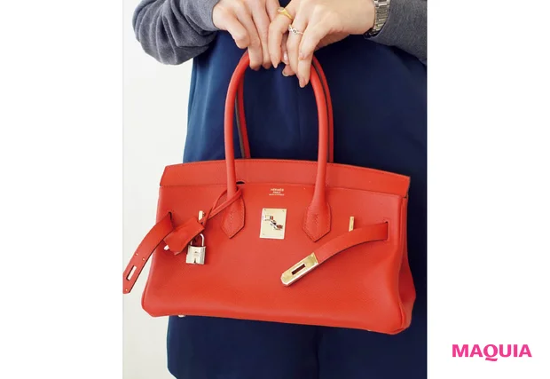 田中みな実の私服 差し色の赤いバッグ