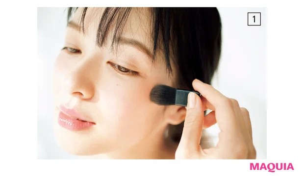 光を受ける頬にパープルをふわり