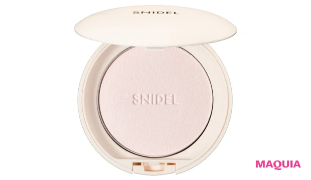 プレストパウダー ナチュラル グロウ 02 ¥4180/スナイデル ビューティ(10月上旬発売)