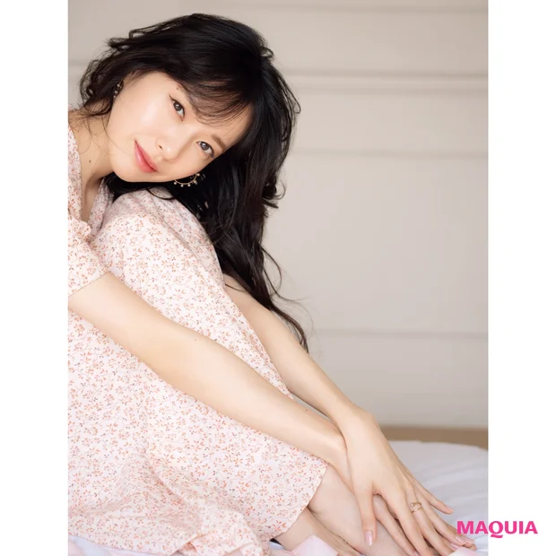 座って微笑む戸田恵梨香さん