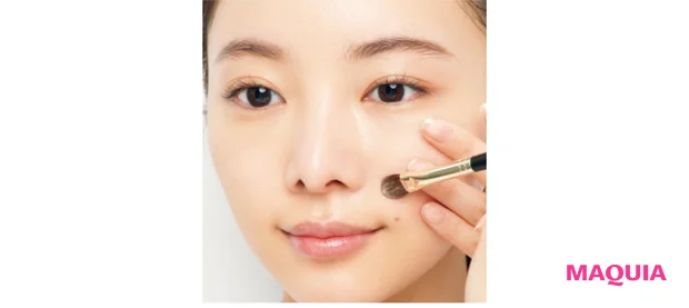 お粉をジグザグと払うように入れ込む