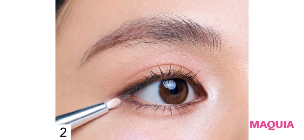 くすみをカバーするハイライトの入れ方 ステップ2 シルバーラメを目尻にもオン