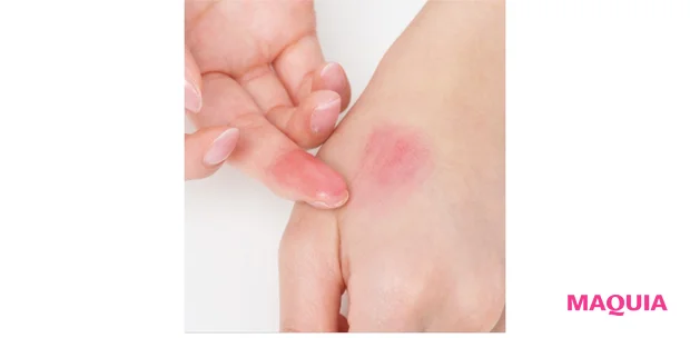 手の甲で指についた色を均一にならしてから頬にのせます。