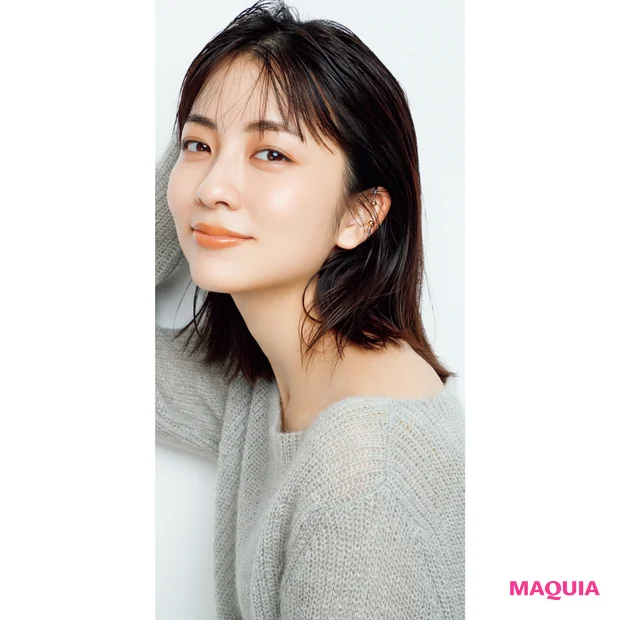 赤みをおさえた色とツヤで健康的な美を表現