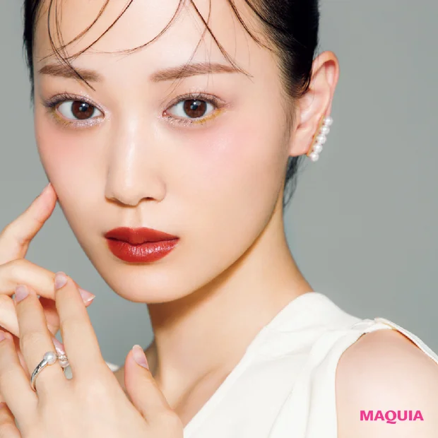 山下美月さんの気になる秋コスメ。マット派も惹かれる、ツヤリップでつくる新バランス【秋新色コスメ2025】