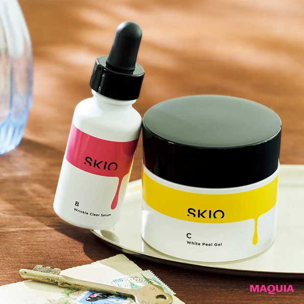 SKIO（スキオ）（右から）VC ホワイトピールゲル[医薬部外品]80g ¥4000、VB リンクルクリアセラム[医薬部外品]24ml ¥5800／ロート製薬 通販事業部