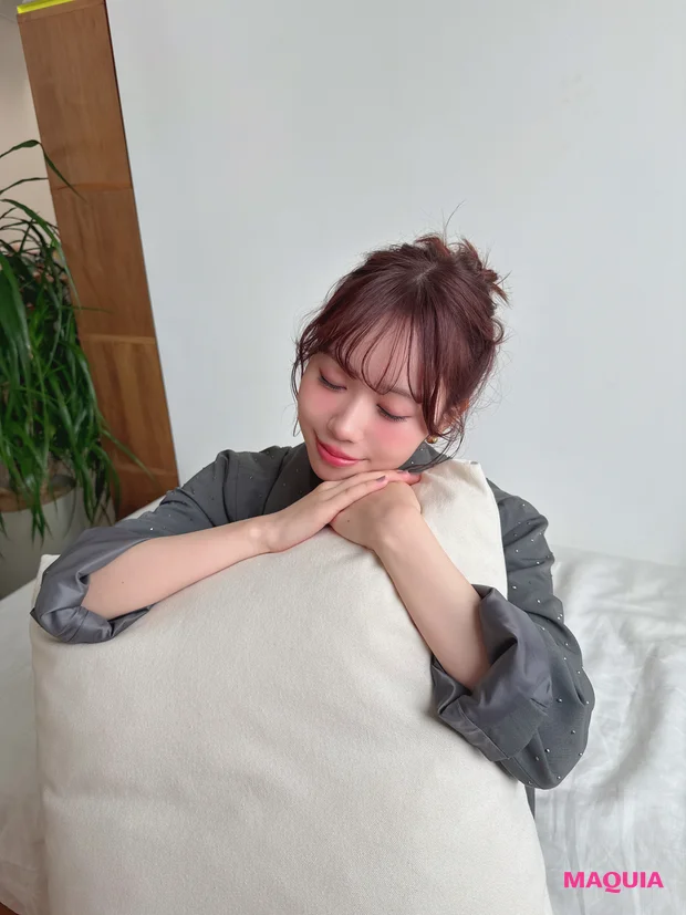 声優伊達さゆり ベッド 枕 寝顔