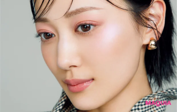 “淡い色のレイヤードで秋らしい奥行きを表現”