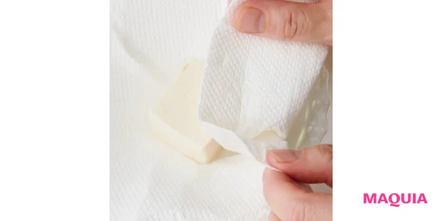 豆腐はキッチンペーパーに包んで、皿などの重しを上に置き、10分ほど放置。しっかり水気を切る。