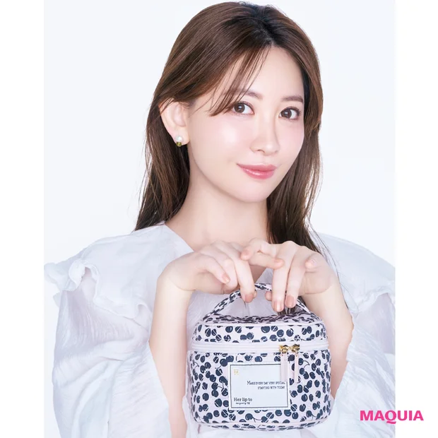 【小嶋陽菜さん愛用コスメ14選】2026年「ポーチの中身」の最新を大公開…