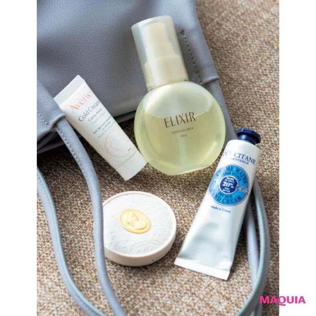 （右上から時計回りに）エリクシール シュペリエル つや玉ミスト 80ml ¥1800（編集部調べ）／エリクシール　シア ハンド クリーム 30ml ¥1400／ロクシタンジャポン　プレスト パウダー SPF25・PA++ ¥2500、ケース ¥1500／レ・メルヴェイユーズ ラデュレ　アベンヌ 薬用 ハンドクリーム ミニ×3本 [医薬部外品]¥600（編集部調べ）／ピエール ファーブル ジャポン（限定品）