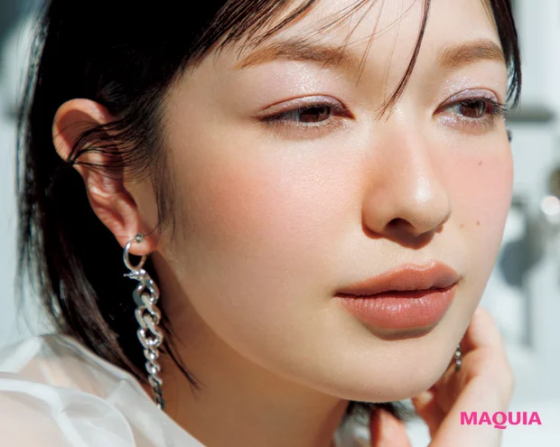 夏小物とメイクのバランス学。サングラス、アクセ、おしゃれを格上げするメイクを解説_9