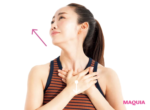 垢抜けたいなら「首」と「肩」をケア! 長い首を取り戻すストレッチを神崎恵さんが実践_5