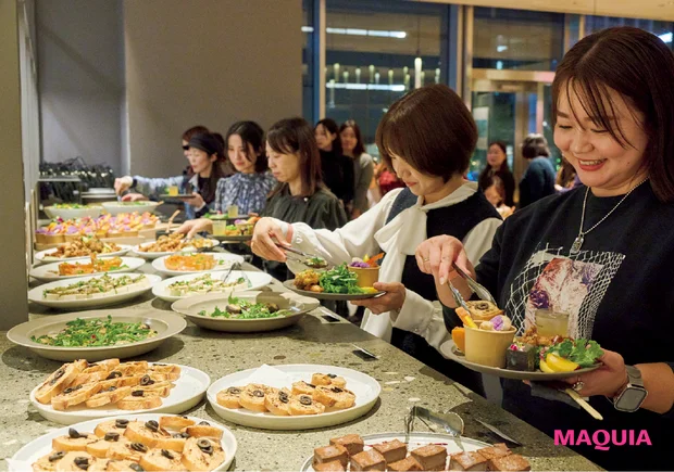 マキアサロン美容バスツアー2025 REVIVE KITCHEN THREEでビュッフェタイム