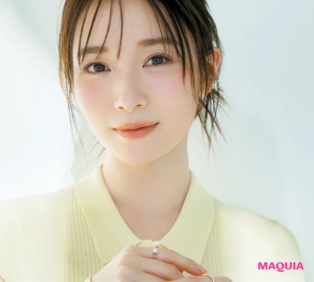 守屋麗奈さん、ポロニットを着る日のメイクプラン。透けイエロー×ピンクでやわらかな空気感を