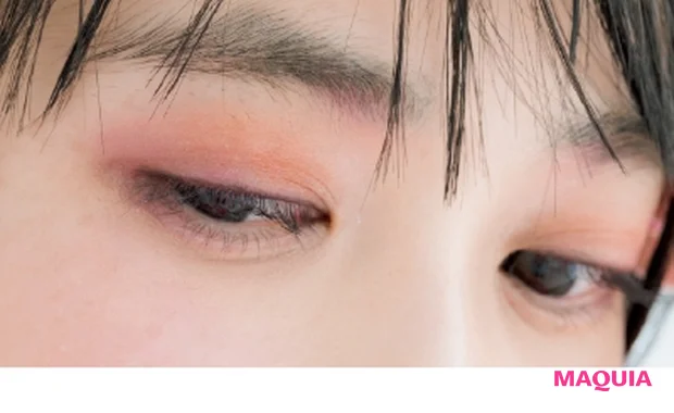目頭はなじみ系、目尻は華やか色でメリハリを