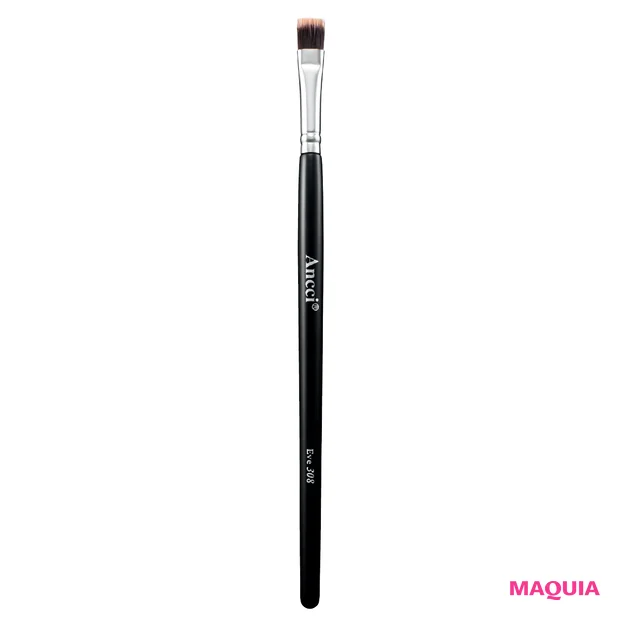 鼻まわりの崩れにくい仕込みにおすすめのブラシ Eve 308（眉毛用コンシーラーブラシ）