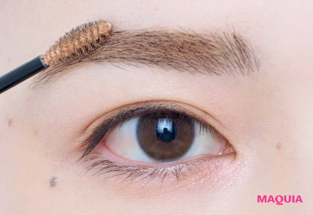 忘れ眉 濃い眉のアイブロウメイク 笹本恭平 HOW TO ベージュの眉マスカラで濃い毛の印象を弱める