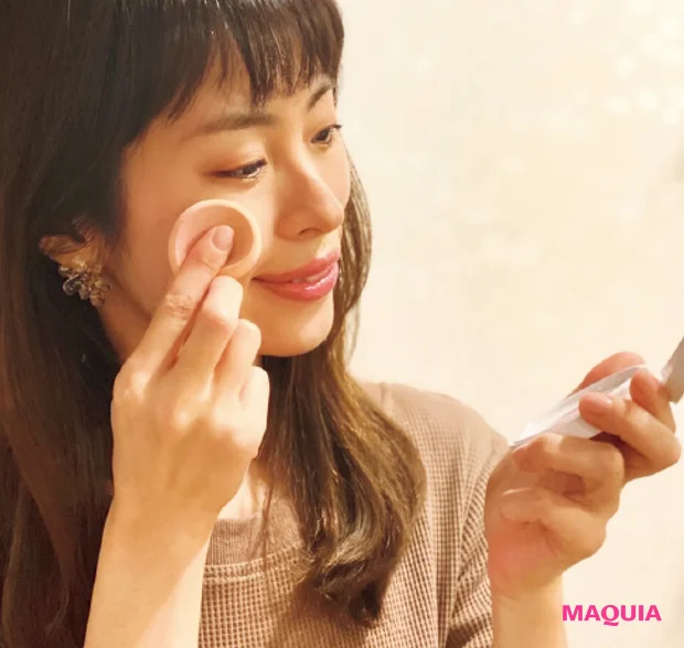 「小鼻の横から頬骨の上まですっとオン。毛穴が気になる部分だけにのせるとよれやすくなるので、少し広めに入れます」