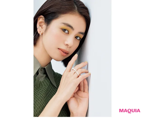 大胆イエローは漆黒でキリッとクールに