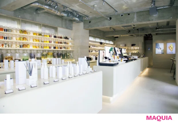 SHIRO 表参道本店のエントランスに立つと、目の前には色とりどりの素材がズラリと陳列