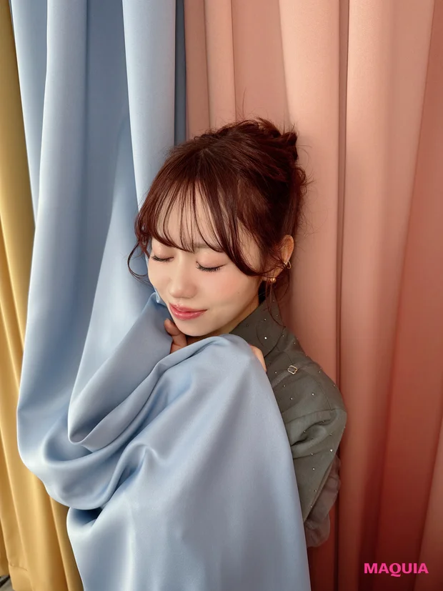 声優伊達さゆり カーテン 目閉じて微笑み