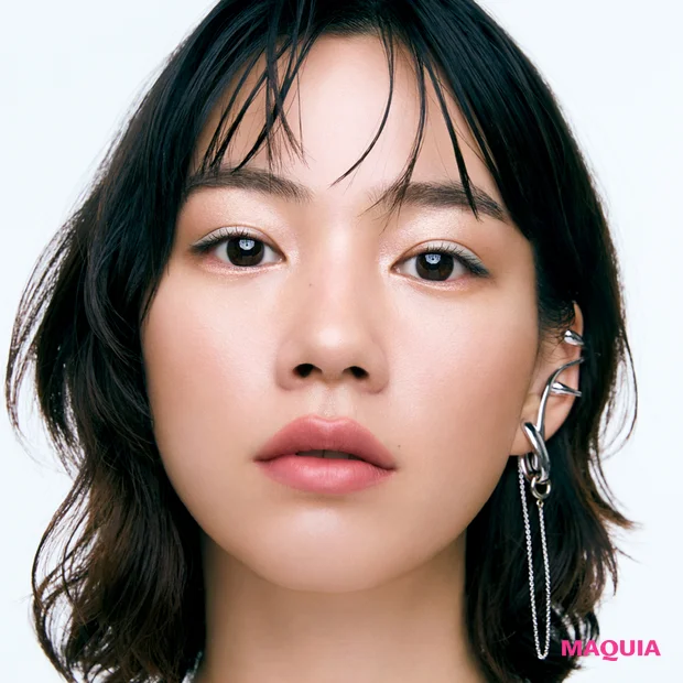 【のんさん】「マキア」25年11月号の表紙メイクで使ったコスメはこれ。リップの色と質感に注目！