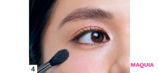 くすみをカバーするハイライトの入れ方 ステップ4 ブルーラメを頬骨とアゴ先に