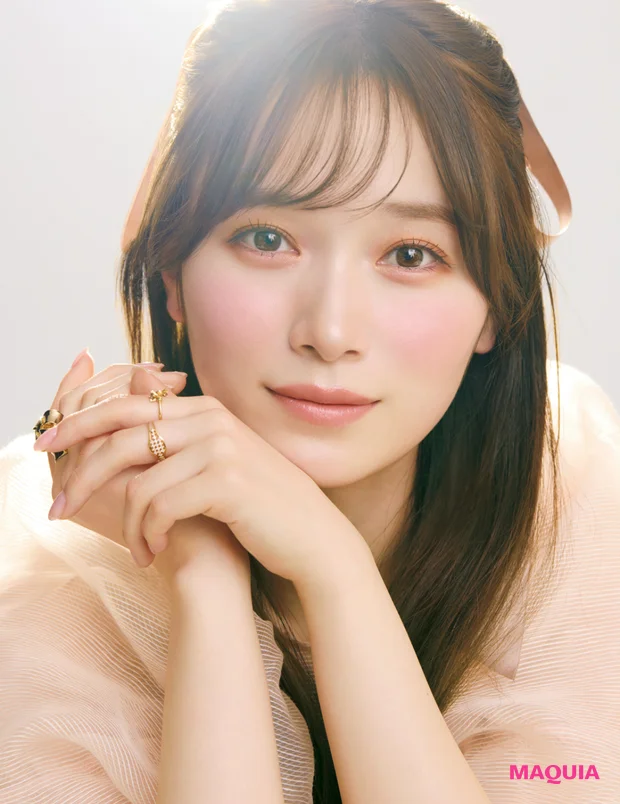 守屋麗奈さん、盛れ肌ベース&眉メイクを全見せ! 発光ツヤ肌とピンク眉がカギ