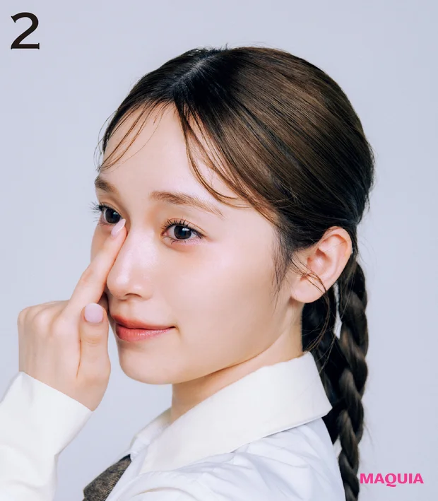 櫻坂46 守屋麗奈 最新ブラウンメイク THREE シャドウスティックの使い方 アイホールの骨に沿ってラインを入れる