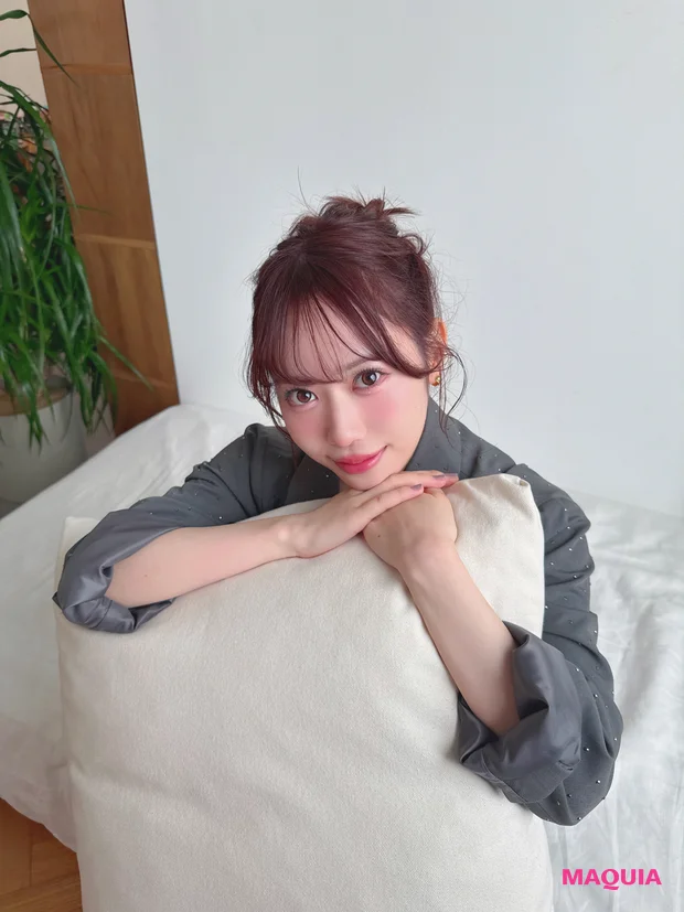 声優伊達さゆり ベッド 枕 微笑み