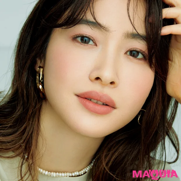 お仕事シーンに映える！ オフィスの蛍光灯の下では、ピンクメイクで青ぐすみ…