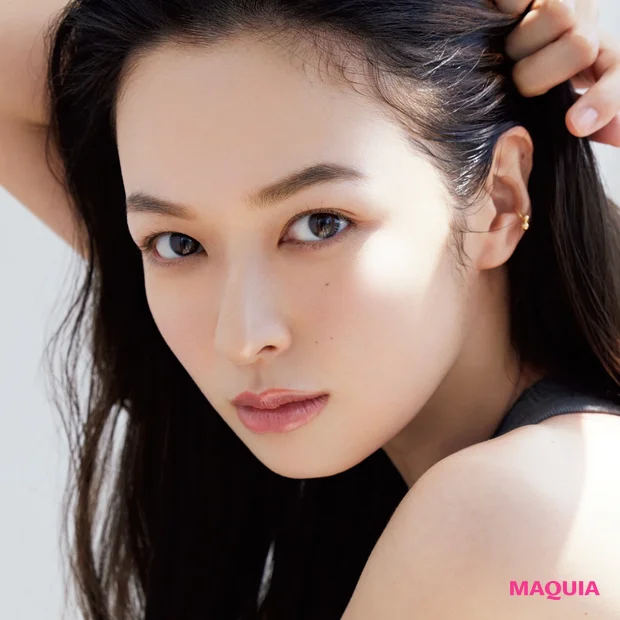 “メイクの中で、一番顔が変わるのが眉。 程よくエッジを効かせて凜とした表情へ” ―――Kawakita