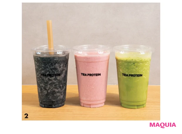 プロテインドリンク「抹茶エバーグリーン」、「ストロベリーチーズケーキ」、炭入りの「ブラックマジック」各¥850。