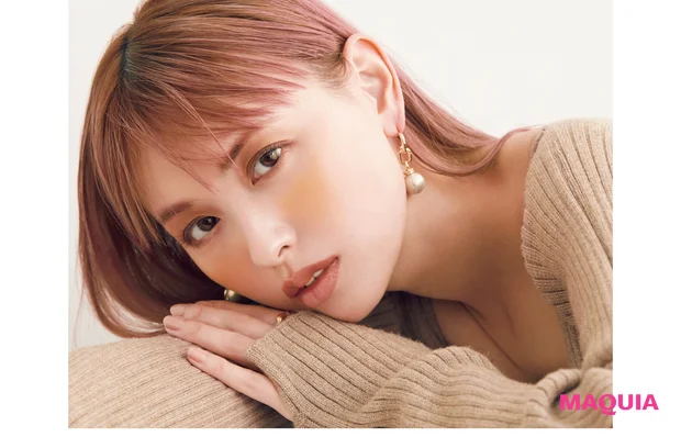 渋い赤みの目元に黄みチークで変化球を