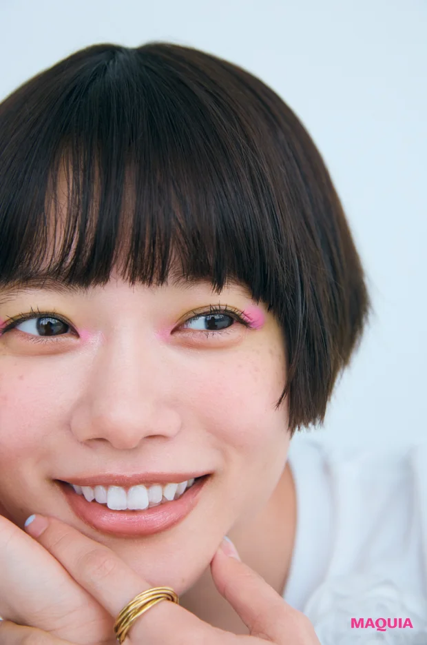 杉咲 花さん、朝晩のシートマスクで褒められ肌に。初買いコスメは憧れの赤ネイル