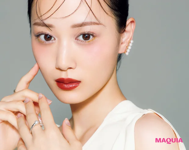 山下美月さんの気になる秋コスメ。マット派も惹かれる、ツヤリップでつくる新バランス【MAQUIA 秋新色コスメ2025】