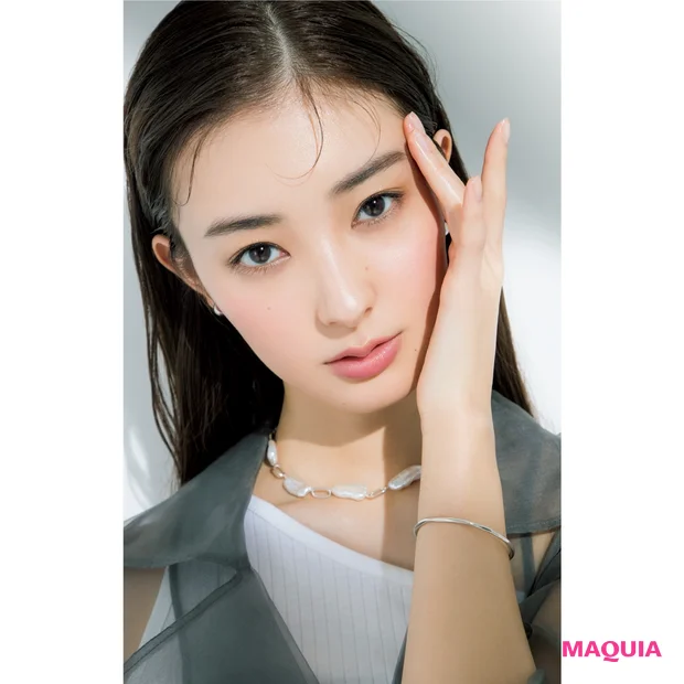 失敗しないコツは、肌にすっと伸ばした際、色やきらめきを通して肌が透けて見えること
