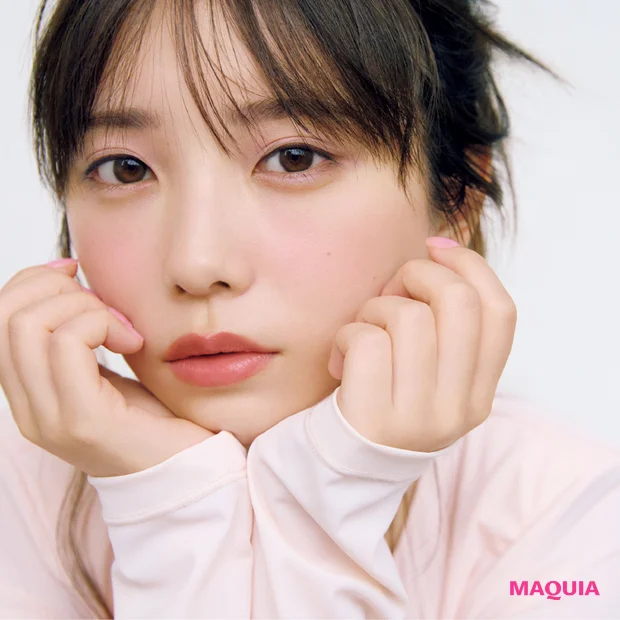 与田祐希さんが、ストロベリームースのようなふんわりピンクに挑戦。召しませ、秋のスイーツメイク