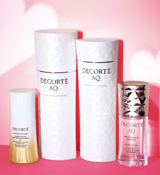 神崎恵の愛用コスメ マキア26年2月号通常版付録 神崎恵BOX DECORTÉ（コスメデコルテ）（左）ホワイトロジスト クロノジェネシス ブライトニング コンセントレイト 1.8X （中左）AQ アブソリュート エマルジョン マイクロラディアンス Ⅱ （中右）AQ アブソリュート ローション ハイドロインフューズ Ⅱ （右）AQ 毛穴美容液オイル