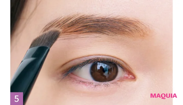 櫻坂46 守屋麗奈 セルフメイク 秋 眉のベースはピンク系のパウダーでふわっと