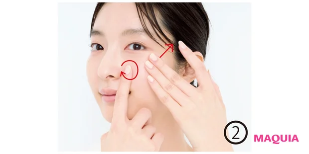 目尻の下を5mmほど斜め上に引き上げて、毛穴ゾーンを仕上げ塗り。FDを毛穴の凹凸に添わせるように、クルクルとなじませる。