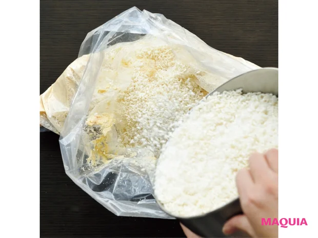 5 大豆と塩切りした米麹を混ぜ合わせる