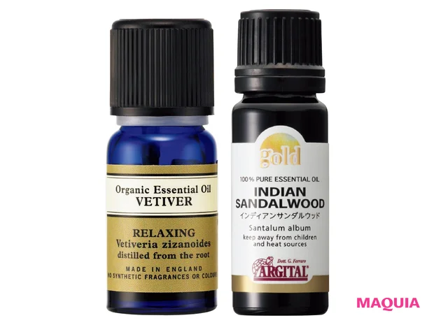 (右から)アルジタル ゴールドエッセンシャルオイル インディアンサンダルウッド 10ml ¥5200/コスメキッチン、エッセンシャルオイル ベチバー•オーガニック 10ml ¥4400/ニールズヤードレメディーズ