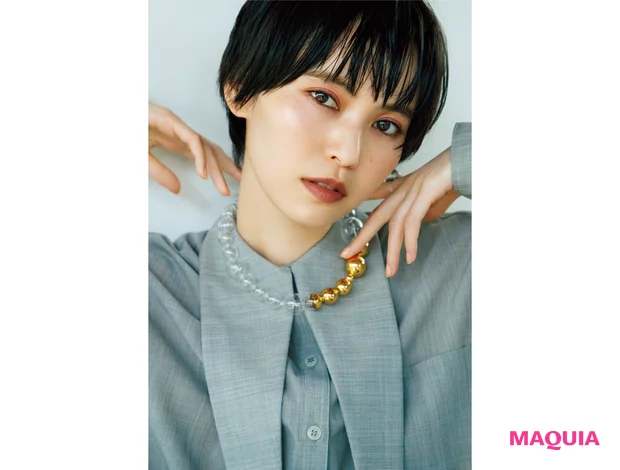 ピンク×ダークカラーで大人の余裕と美しさを