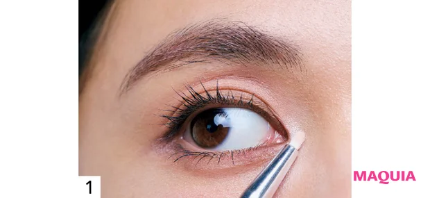 くすみをカバーするハイライトの入れ方 ステップ1 シルバーラメを目頭にのせる